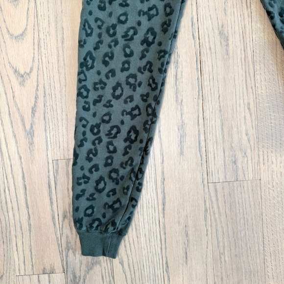 Z Supply Women’s The Animal Flocked Leopard Print Joggers in Olive Green Size S - Picture 3 of 11